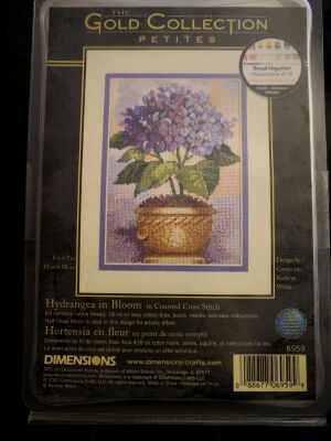 Dimensions 6959 Hydrangea in Bloom